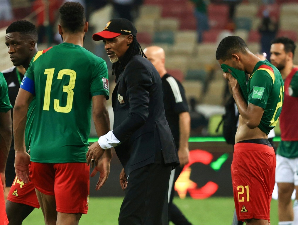 L'entraîneur du Cameroun Rigobert Song donne des consignes à ses joueurs opposés à l'Algérie à Douala, le 25 mars 2022