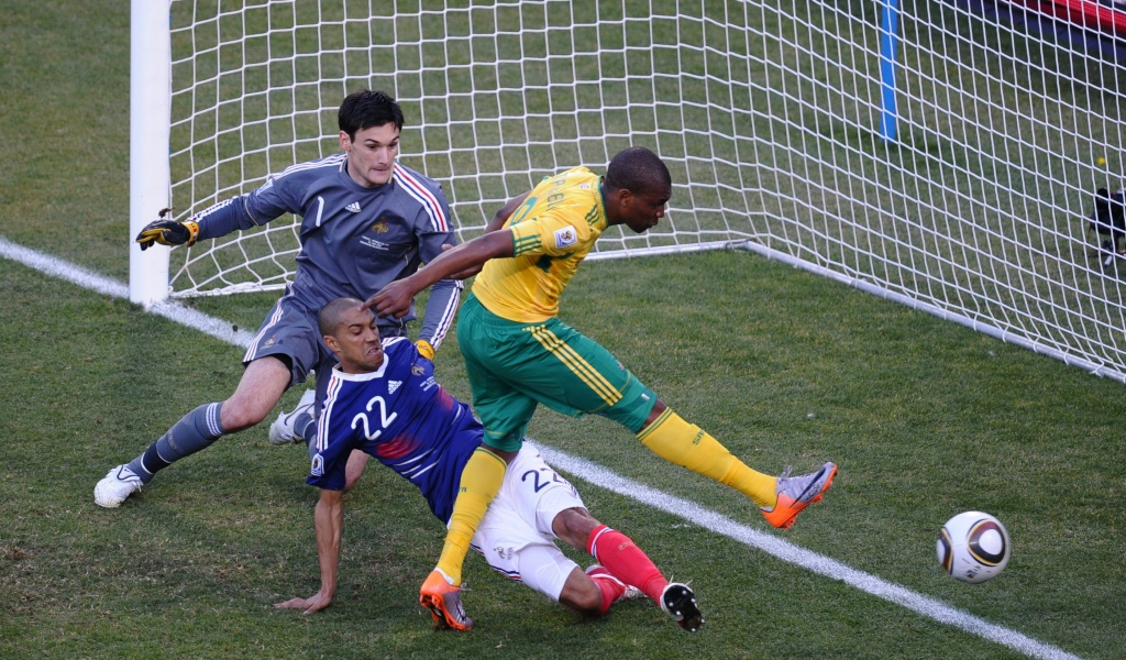 La défense de l'équipe de France s'incline sur un but du Sud-Africain Katlego Mphela dans le groupe A du Mondial, le 22 juin 2010 à Bloemfontein