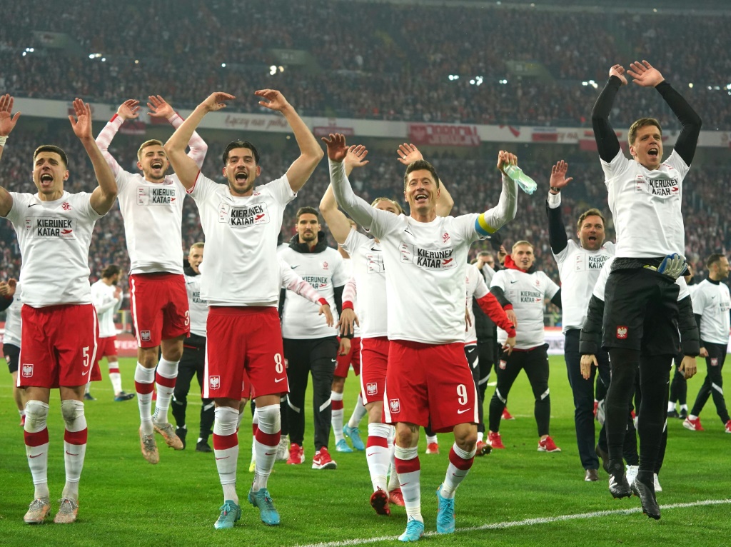 Les joueurs polonais célèbrent leur qualification pour le Mondial-2022 au Qatar après leur victoire contre la Suède, le 29 mars 2022 à Chorzow