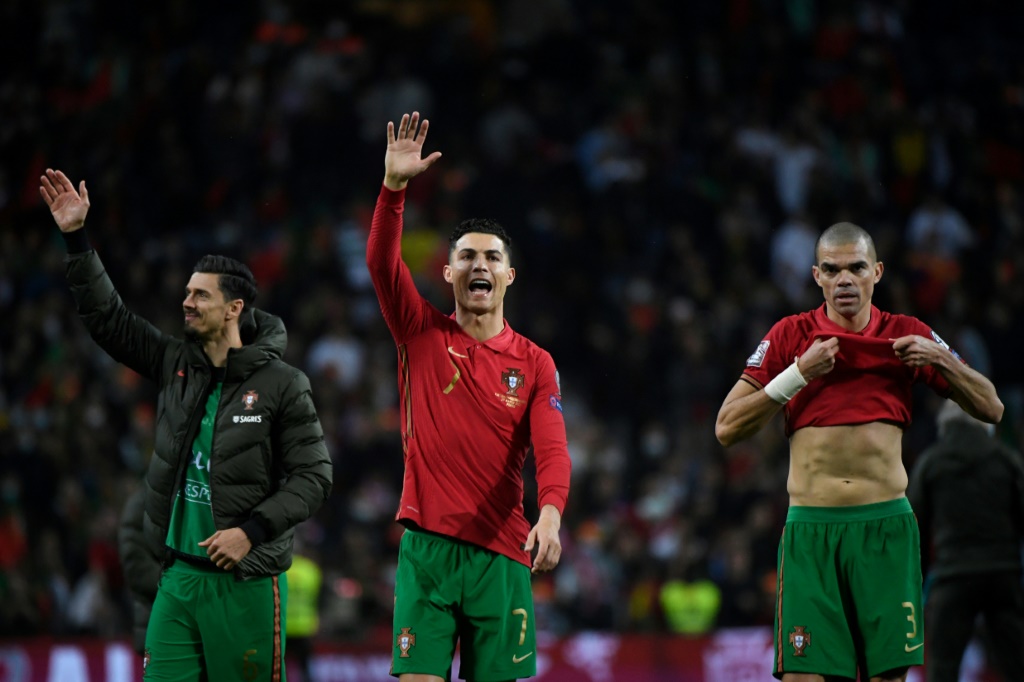 La joie des Portugais Jose Fonte, Cristiano Ronaldo et Pepe, après la victoire, 2-0 face à la Macédoine du nord, en finale du barrage qualificatif pour le Mondial-2022 au Qatar, le 29 mars 2022 à Porto