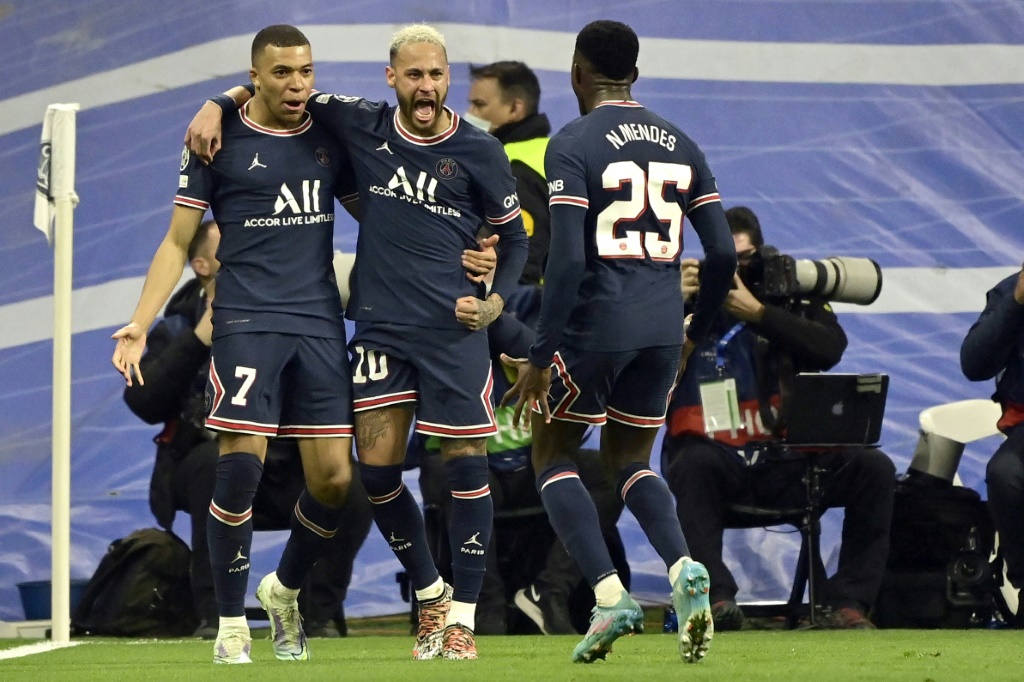 La joie de l'attaquant du Paris Saint-Germain, Kylian Mbappé, félicité par l'attaquant brésilien Neymar, après avoir ouvert le score face au Real Madrid, lors du 8e de finale retour de la Ligue des Champions, le 9 mars 2022 au Stade Santiago Bernabeu
