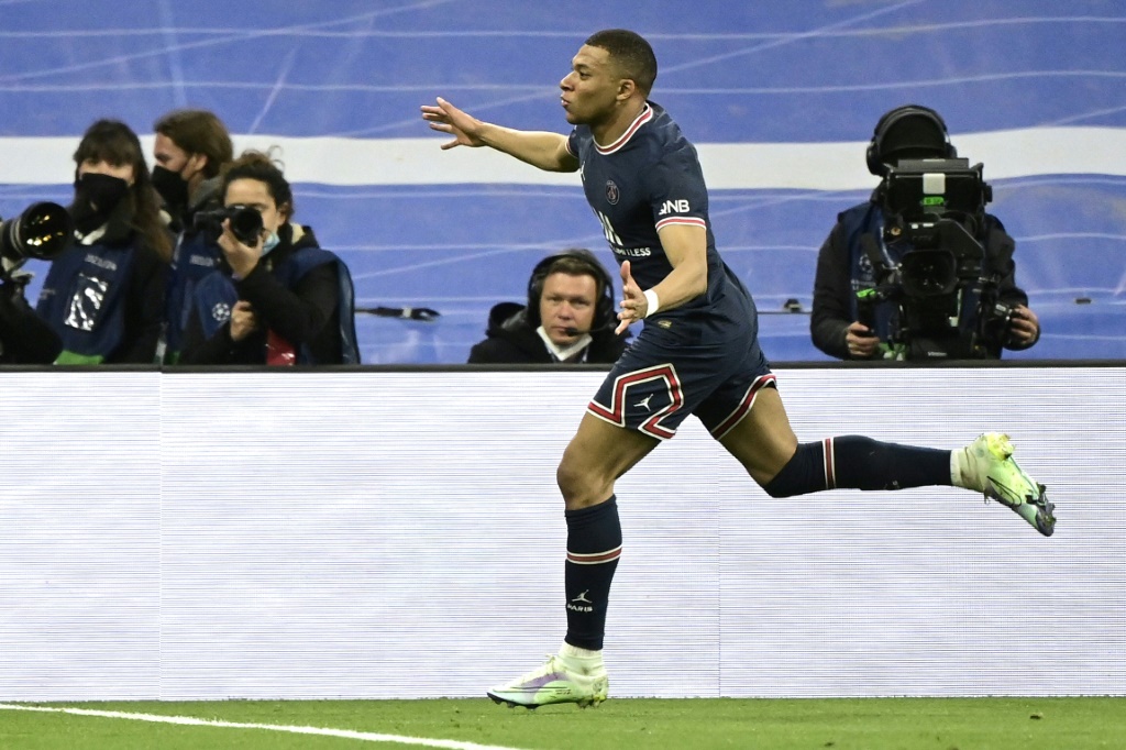 La joie de l'attaquant du Paris Saint-Germain, Kylian Mbappé, après avoir ouvert le score face au Real Madrid, lors du 8e de finale retour de la Ligue des Champions, le 9 mars 2022 au Stade Santiago Bernabeu