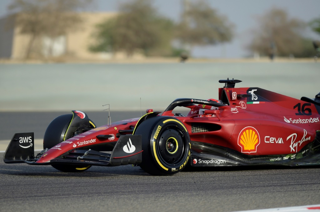 Charles Leclerc avec sa Ferrari lors des essais de pré-saison de F1 sur le circuit bahreïni de Sakhir le 12 mars 2022