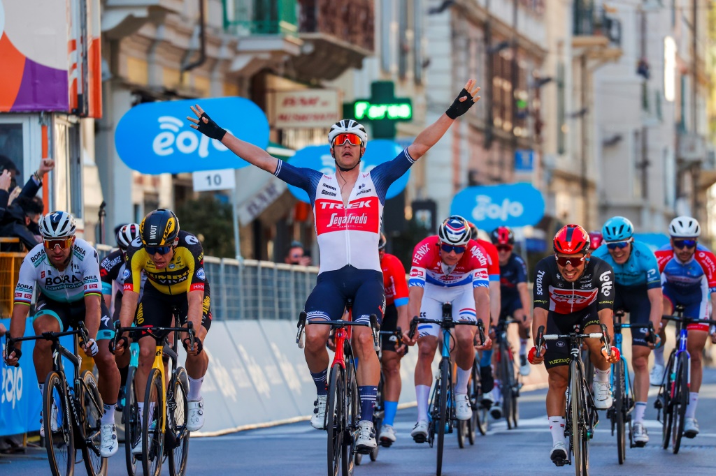 Le Belge Jasper Stuyven célèbre sa victoire lors de l'édition 2021 de Milan-Sanremo, le 20 mars 2021.