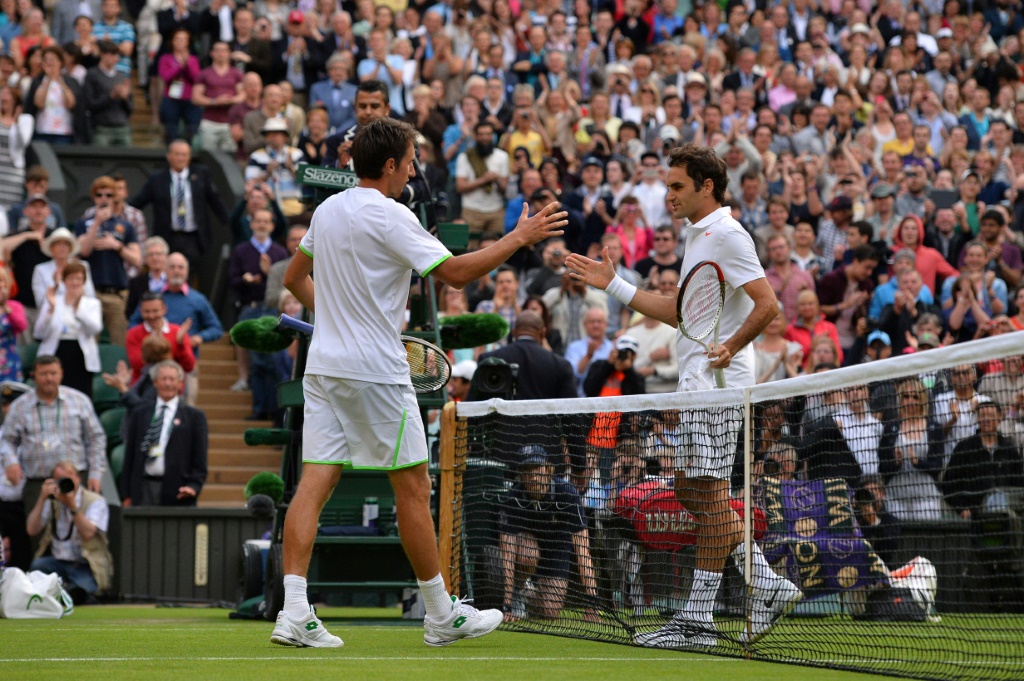 L'Ukrainien Sergiy Stakhovsky va saluer Roger Federer après sa victoire sur le Suisse au deuxième tour de Wimbledon le 26 juin 2013