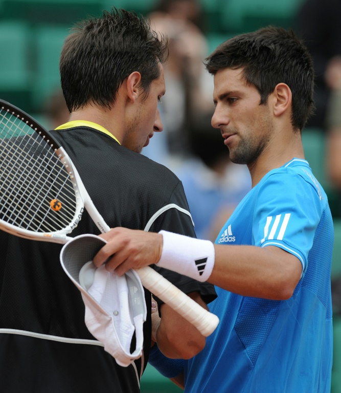 Sergiy Stakhovsky et Novak Djokovic à l'issue d'un match à Roland-Garros le 29 mai 2009