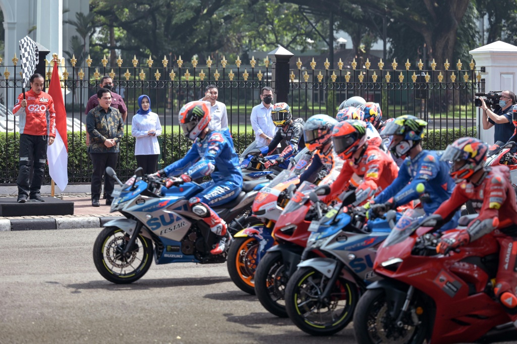 Le président indonésien Joko Widodo donne le départ d'une parade des pilotes de MotoGP dans les rues de Jakarta le 16 mars 2022 en amont du GP d'Indonésie