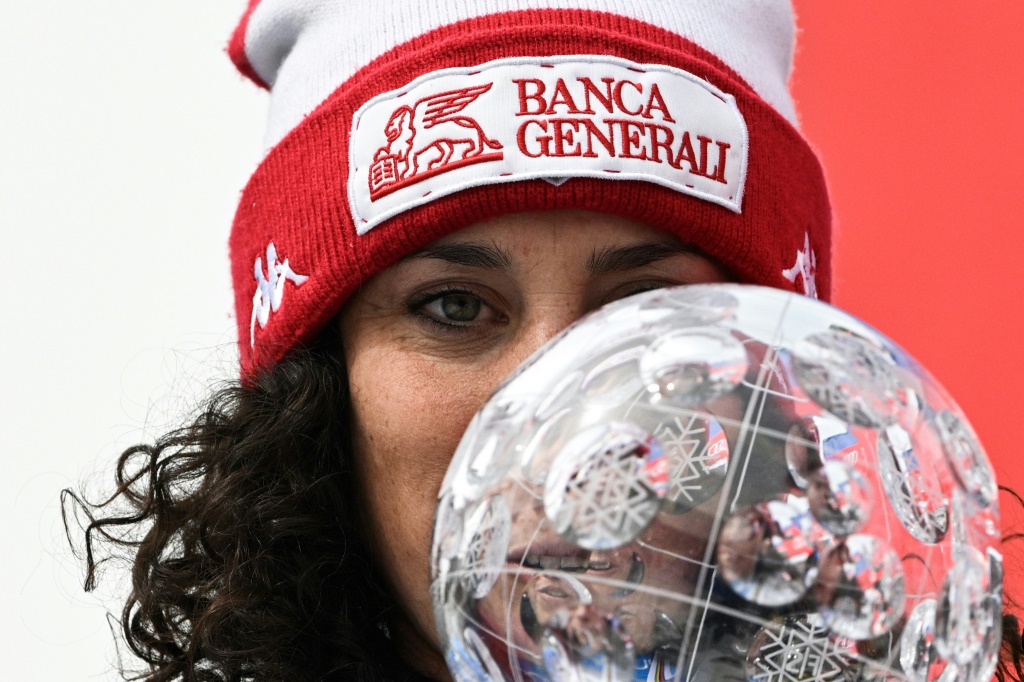 L'Italienne Federica Brignone avec le petit globe de la Coupe du monde de super-G, le 17 mars 2022 à Courchevel