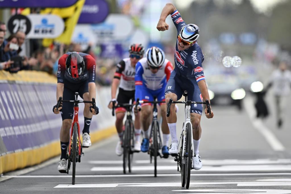Le coureur d'Alpecin Mathieu van der Poel remporte le Tour des Flandres à Audenarde