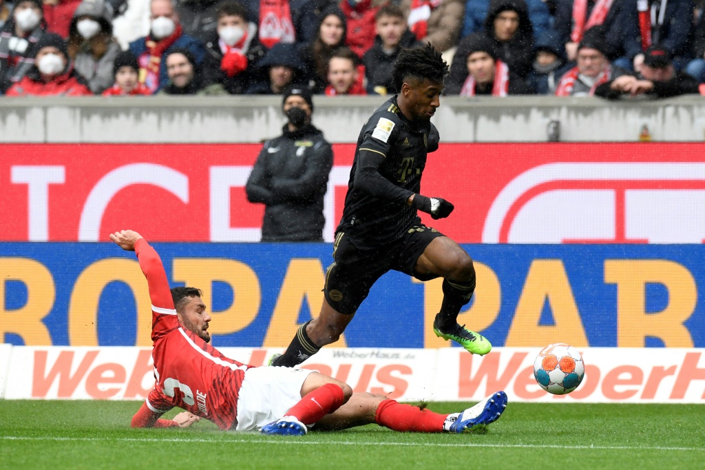 L'attaquant du Bayern Kingsley Coman échappe au tacle du défenseur de Fribourg Manuel Gulde