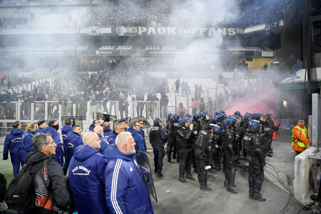 Les forces de l'ordre en intervention au Stade Vélodrome de Marseille le 7 avril 2022 lors du quart de finale aller de la Ligue Europa Conférence remporté sous tension par l'OM face au PAOK Salonique (2-1)