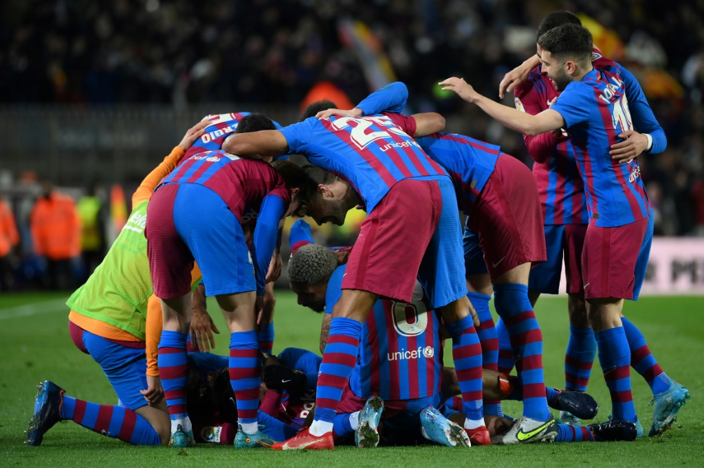 La pépite du Barça Pedri fêtée par ses coéquipiers sur l'ouverture du score face au Séville FC au Camp Nou