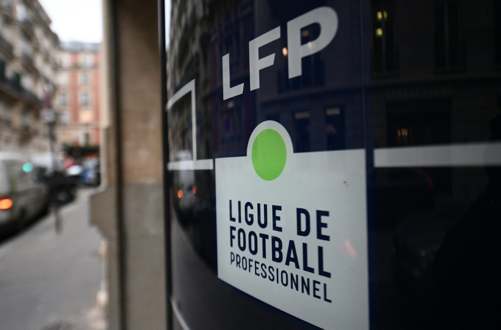 Logo de la Ligue française de football professionnel (LFP) à l'entrée de son siège