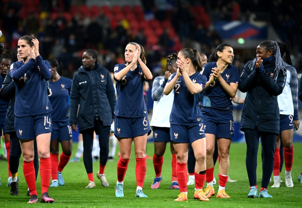 Les joueuses de l'équipe de France en communion avec leurs supporters après leur victoire sur la Slovénie au Mans