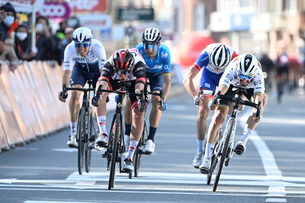 Le Slovène Tadej Pogacar devance au sprint le Français Julian Alaphilippe et remporte la classique Liège-Bastogne-Liège