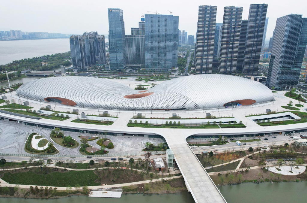 Le centre sportif de Hangzhou prévu pour accueillir les 19e Jeux asiatiques à Hangzhou dans la province du Zhejiang en Chine le 1er avril 2022