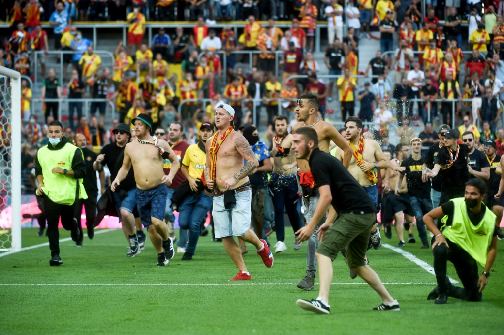 Des supporters lensois envahissent le terrain lors du derby contre Lille