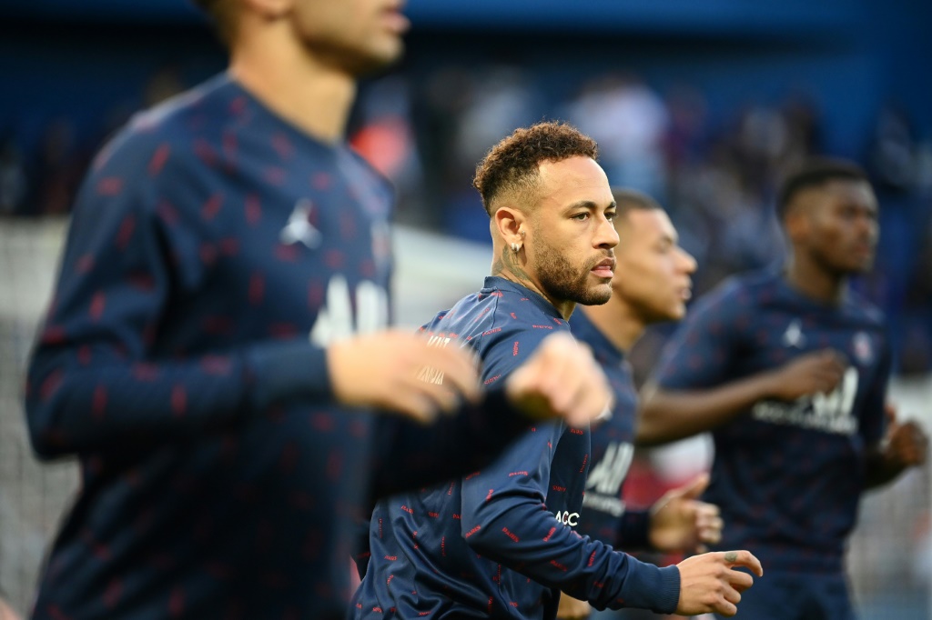 Les stars du PSG Neymar et Mbappé à l'échauffement avant le choc contre l'OM