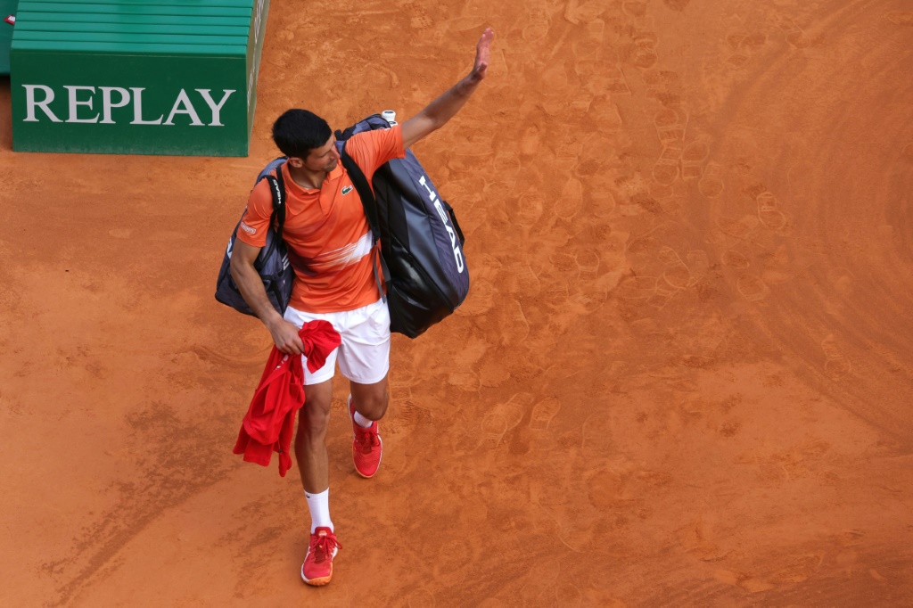 Novak Djokovic salue le public après sa défaite devant Alejandro Davidovich à Monte-Carlo