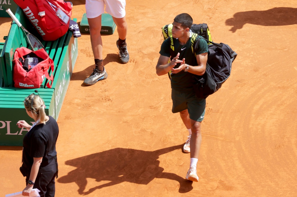 L'Espagnol Carlos Alcaraz à sa sortie du court après avoir perdu dès son entrée en lice dans le tournoi Masters 1000 de Monte-Carlo face à l'Américain Sebastian Korda le 13 avril 2022