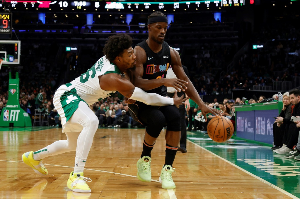 Marcus Smart des Boston Celtics défend sur Jimmy Butler du Miami Heat en NBA le 30 mars au TD Garden à Boston