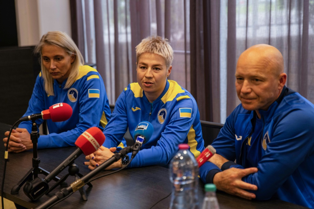 La capitaine de l'équipe ukrainienne de handball Iryna Glibko s'exprime lors d'une conférence de presse
