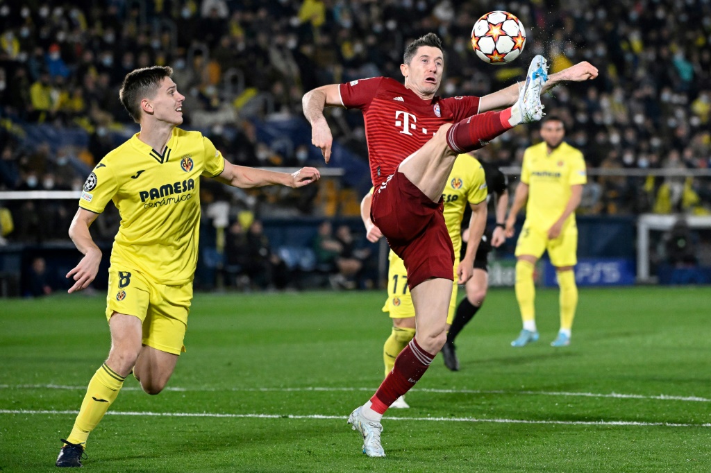 L'attaquant polonais du Bayern Munich Robert Lewandowski tente de contrôler le ballon