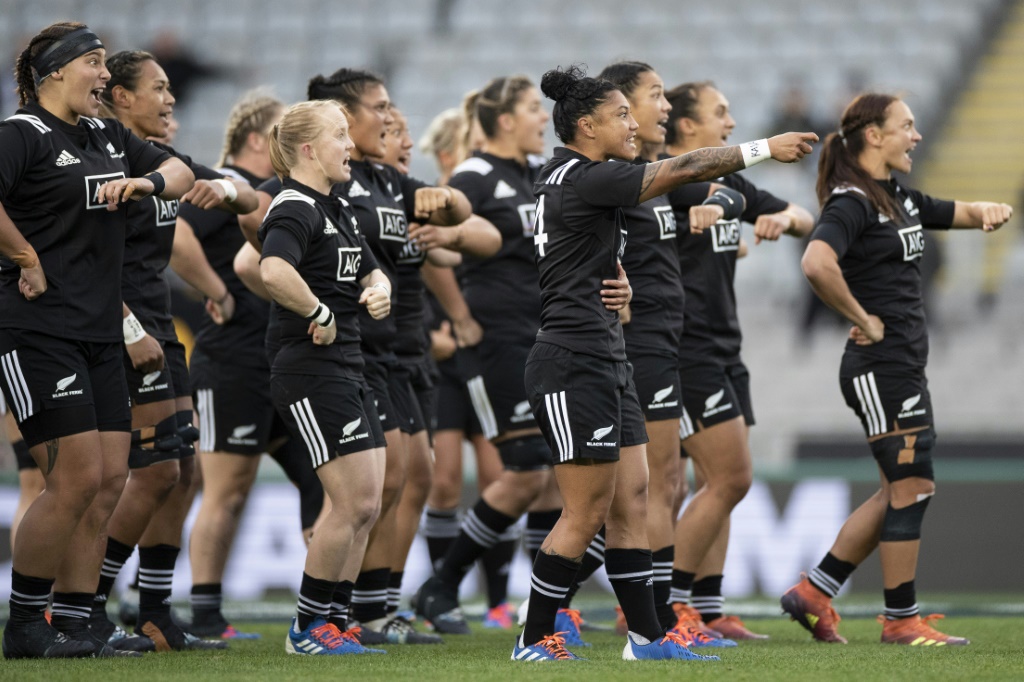 Les Black Ferns néo-zélandaises font le haka avant un test-match de rugby contre l'Australie le 17 août 2019 à Auckland