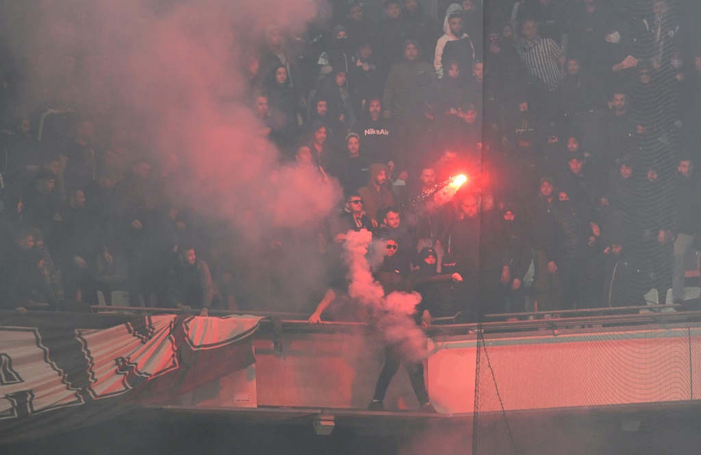Des supporters du PAOK lancent des fumigènes avant le match contre Marseille au stade Vélodrome