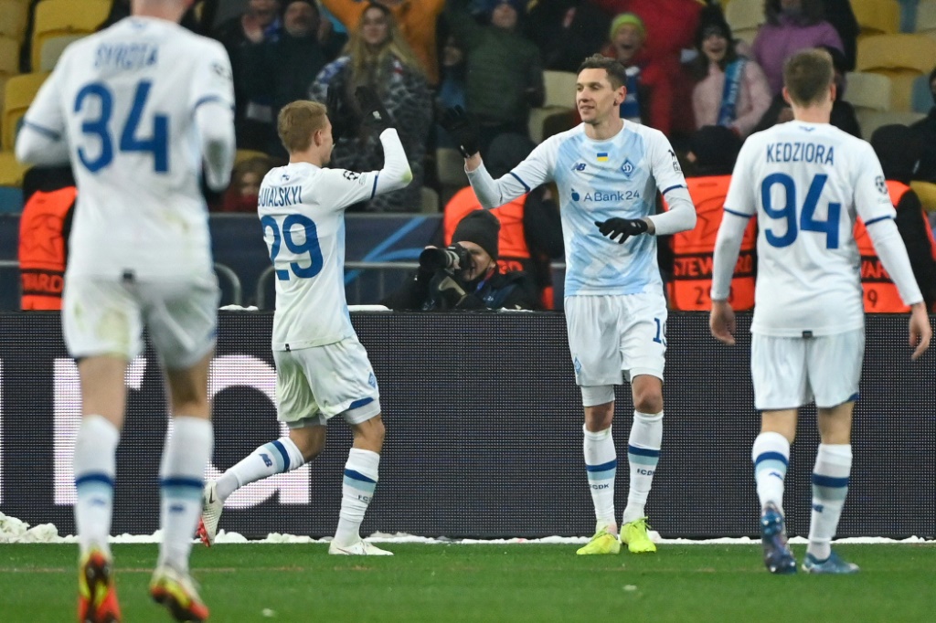 Les joueurs du Dynamo Kiev opposés au Bayern Munich en Ligue des champions en Ukraine