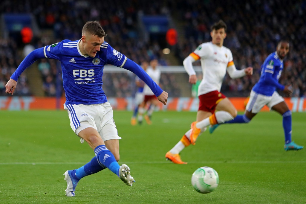 L'attaquant de Leicester Jamie Vardy contre l'AS Rome en demi-finale aller de Ligue Europa Conférence