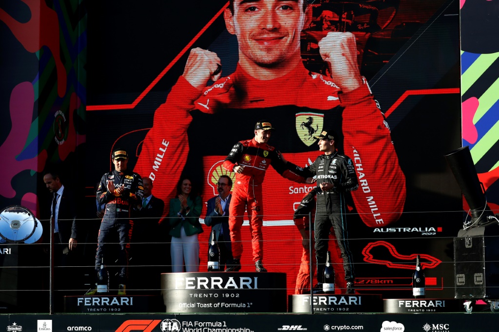 Le pilote Ferrari Charles Leclerc (c) vainqueur du GP d'Australie de F1