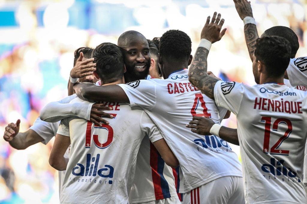 Les Lyonnais se congratulent après le but de Romain Faivre contre Bordeaux