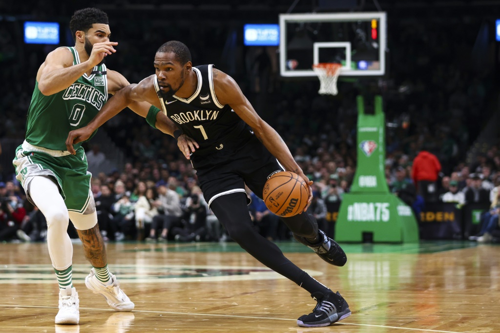 Kevin Durant (Brooklyn Nets) tente de contourner Jayson Tatum (Boston Celtics)