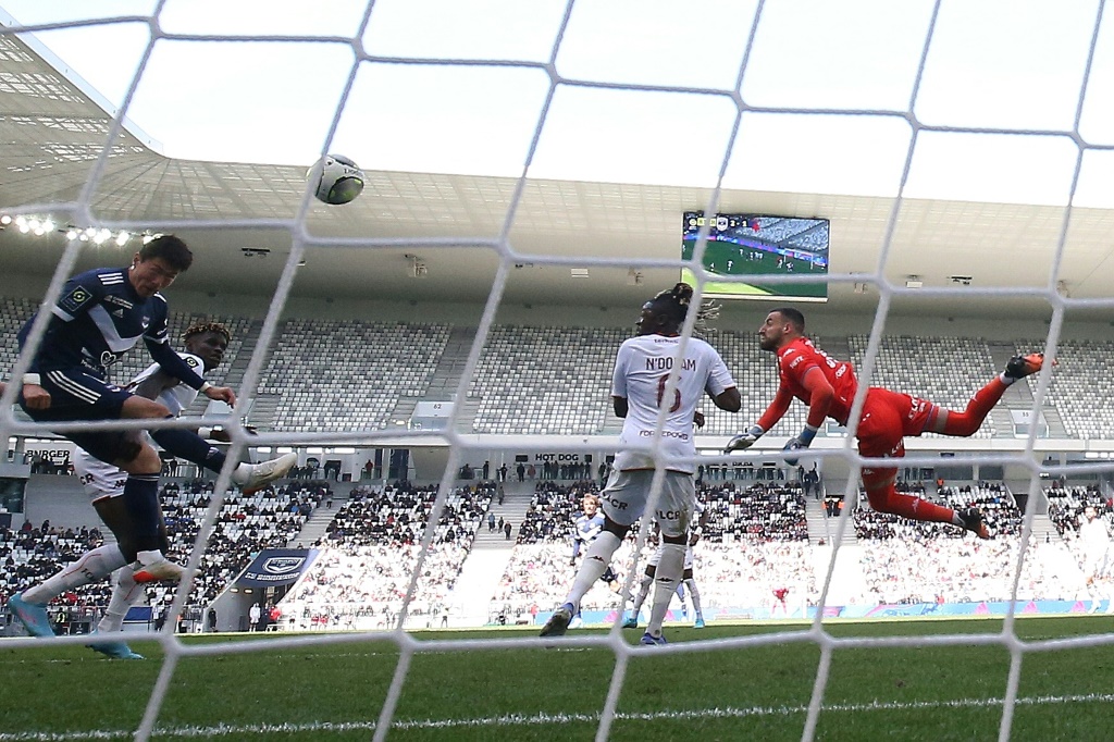 L'attaquant sud-coréen de Bordeaux  Hwang Ui-jo marque le 3e but à domicile contre Metz
