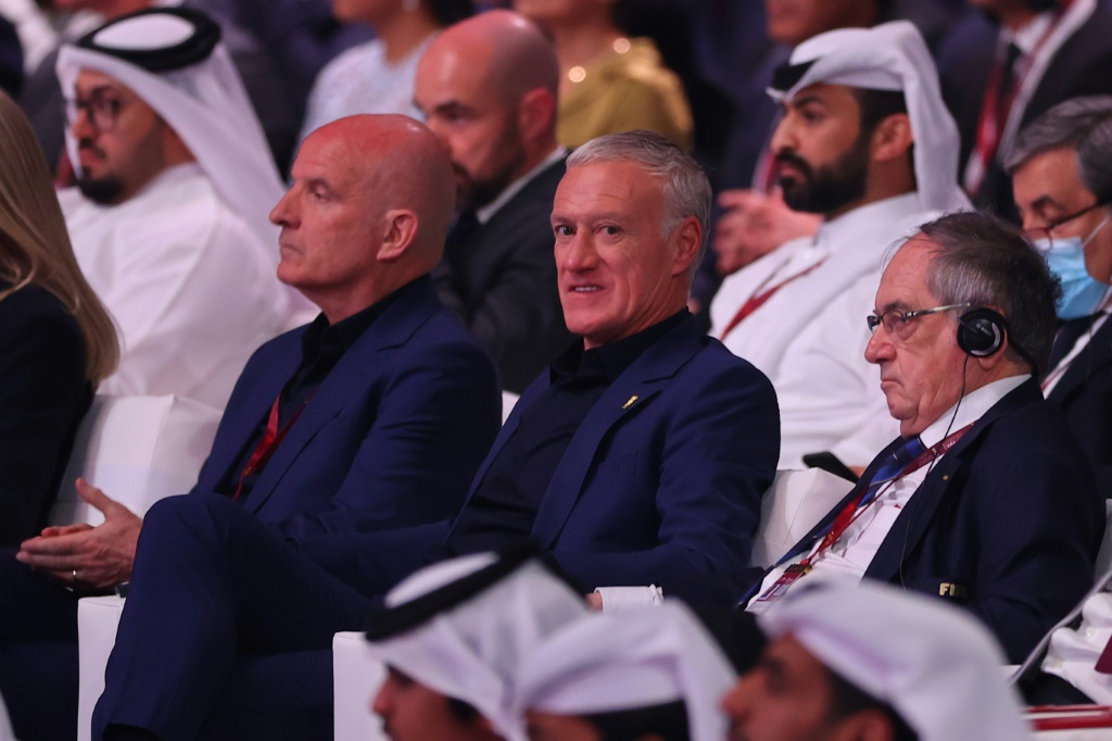 Le sélectionneur des Bleus Didier Deschamps (au centre) à la cérémonie de tirage au sort du Mondial à Doha