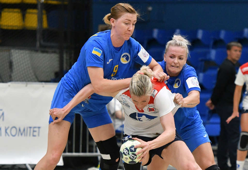 Les joueuses ukrainiennes Yuliia Snopova et Anna Redka serrent leur défense contre la Norvégienne Heidi Loke en qualification pour l'Euro le 30 mai 2018 à Kiev