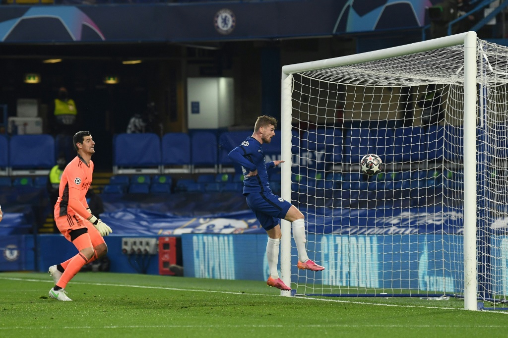 L'attaquant allemand de Chelsea Timo Werner ouvre le score face au Real Madrid et son gardien belge Thibaut Courtois