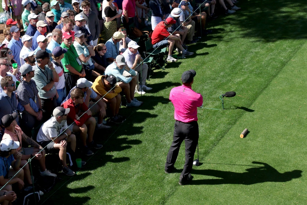 Tiger Woods au niveau du tee du 18e trou lors du premier tour des Masters à Augusta en Géorgie aux Etats-Unis