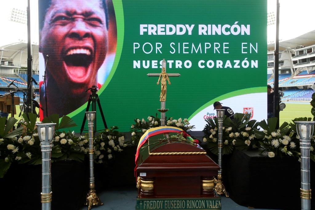La dépouille de Freddy Rincon est exposée au stade Pascual Guerrero à Cali