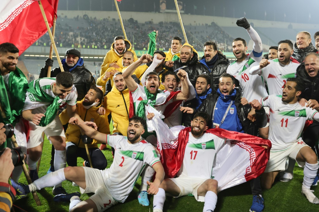 Les joueurs de l'équipe d'Iran et leurs fans en liesse après la qualification pour le Mondial grâce à leur victoire sur l'Iraq à Téhéran