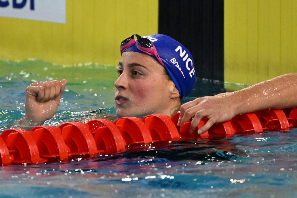 Charlotte Bonnet après sa victoire en 200m nage libre lors des Championnats de France à Limoges le 7 avril 2022