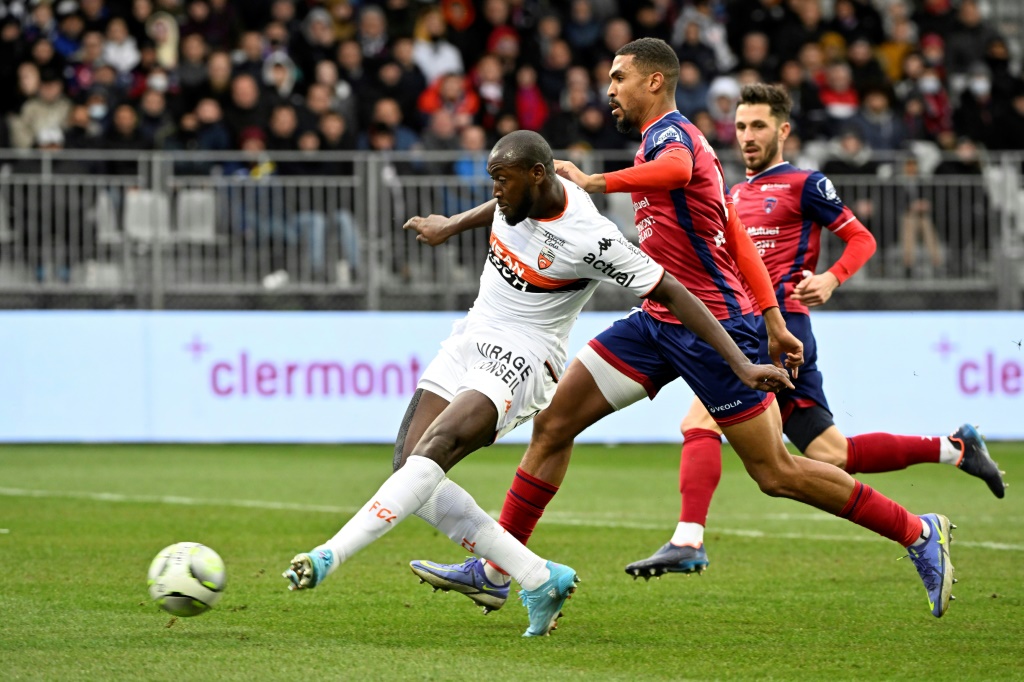 L'attaquant de Lorient Ibrahima Koné marquant face à Clermont Foot 63 en Ligue 1