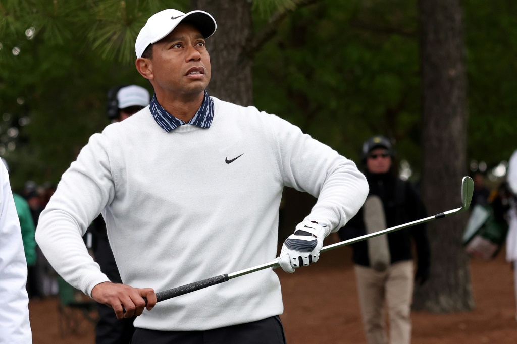 L'Américain Tiger Woods suit la trajectoire de sa balle sur le 9e trou
