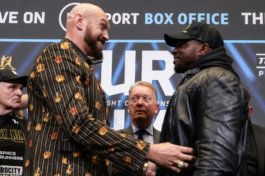 Les boxeurs Tyson Fury (gauche) et Dillian Whyte (droite) for the WBC lors d'une conférence de presse le 20 avril 2022 à Londres en amont de leur combat pour le titre WBC des poids lourds.