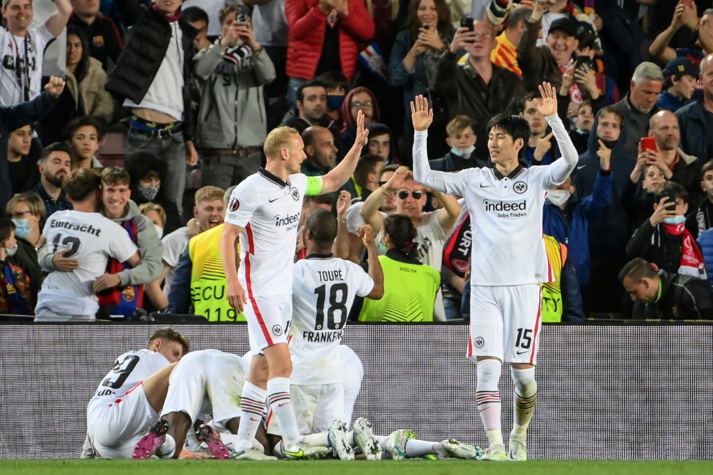 La joie des joueurs de l'Eintracht Francfort surprenants vainqueurs du Barça au Camp Nou