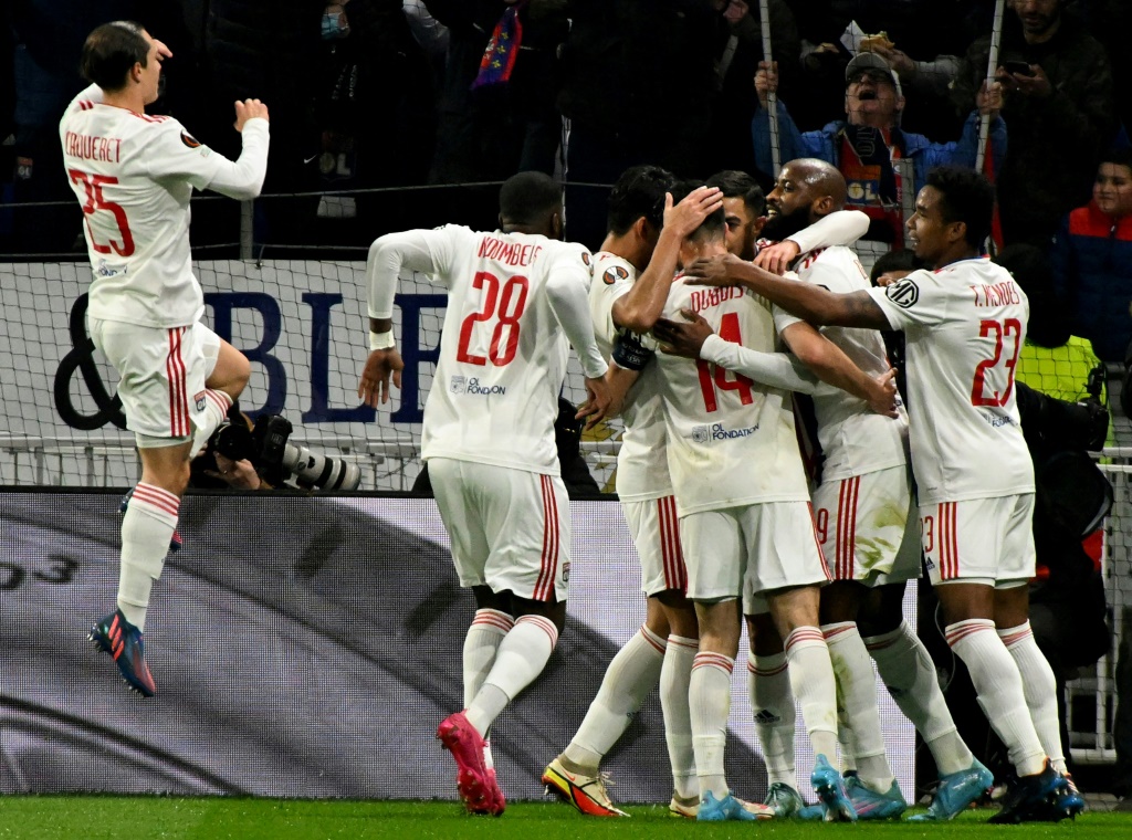La joie des Lyonnais après l'ouverture du score par leur attaquant Moussa Dembélé face à Porto