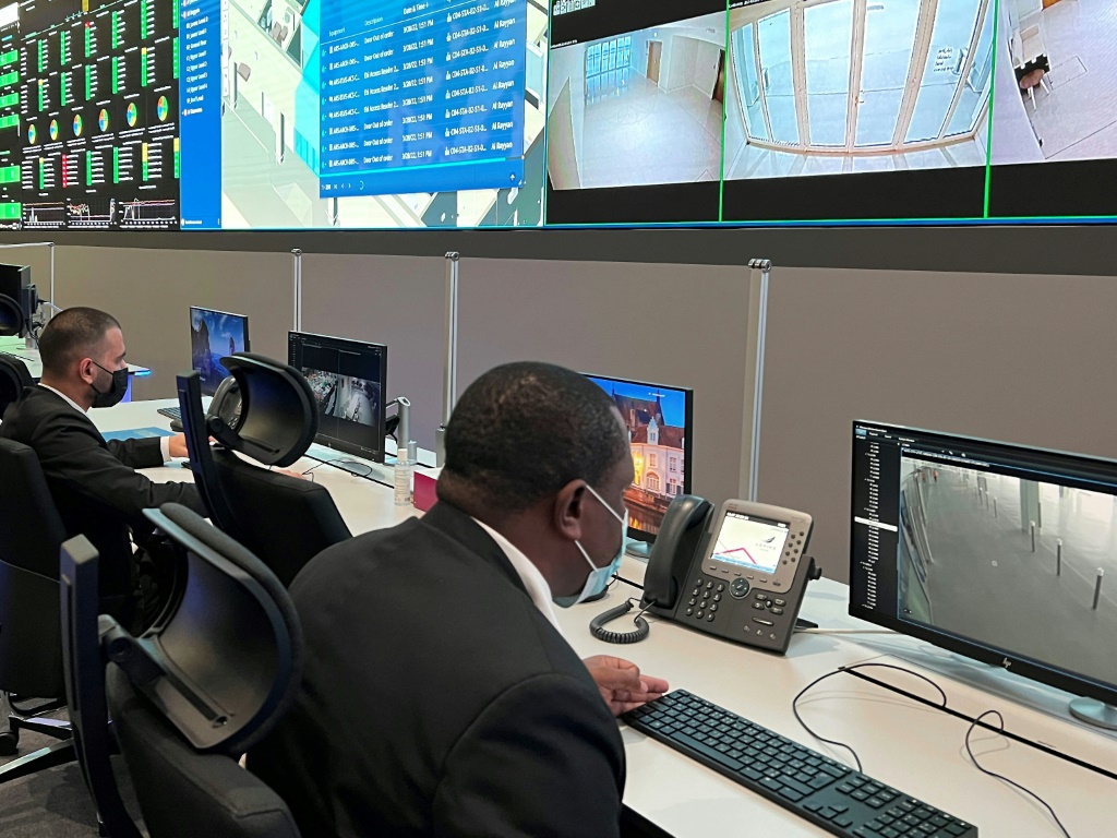 Des employés travaillent dans le centre de sécurité "Aspire security command centre" pour la Coupe du monde de la FIFA