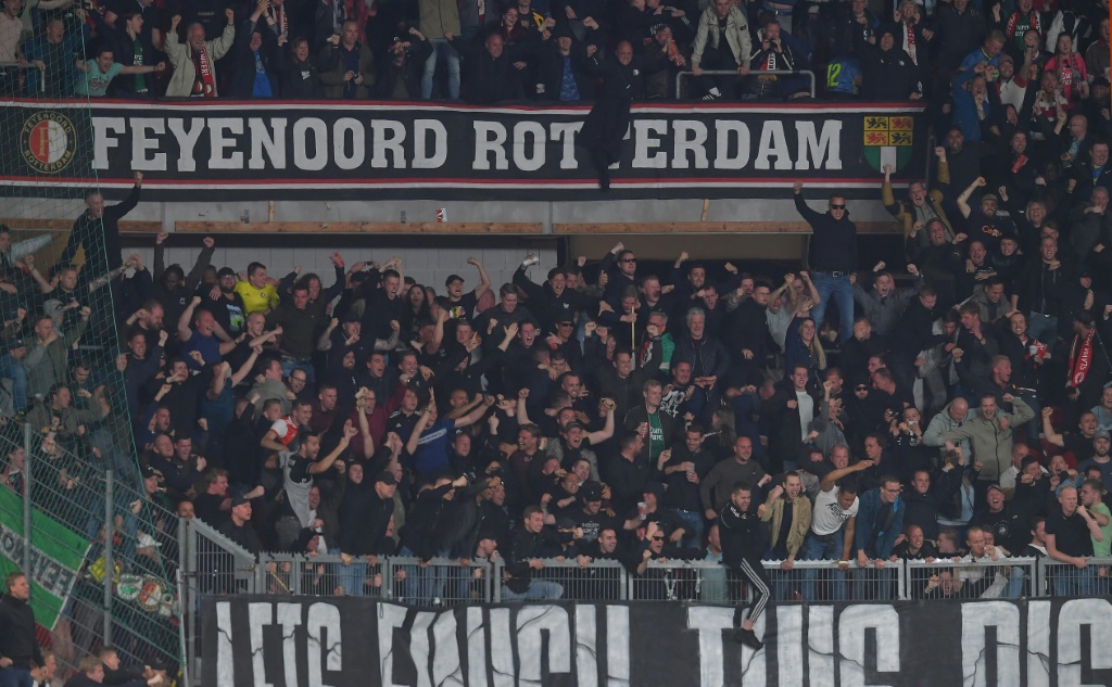 Des supporters du Feyenoord Rotterdam lors du match de ligue Europa contre le Slavia Prague à Prague en République tchèque le 14 avril 2022