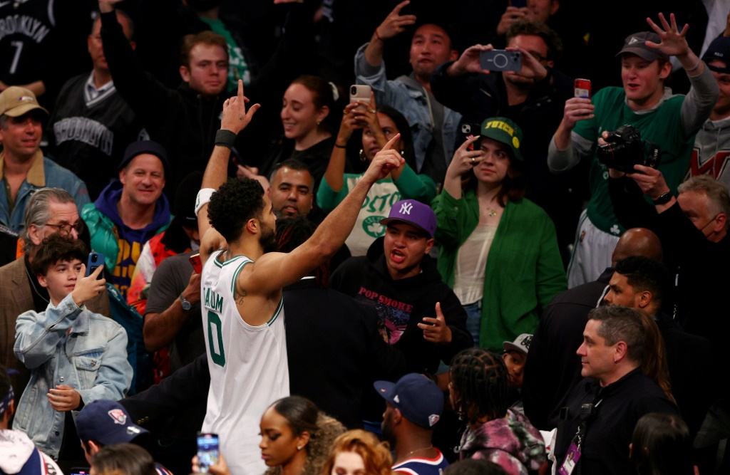 L'ailier des Celtics Jayson Tatum quitte le terrain après l'élimination des Nets par son équipe